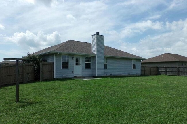 Building Photo - 3 BEDROOM 2 BATH HOUSE WITH 2 CAR GARAGE