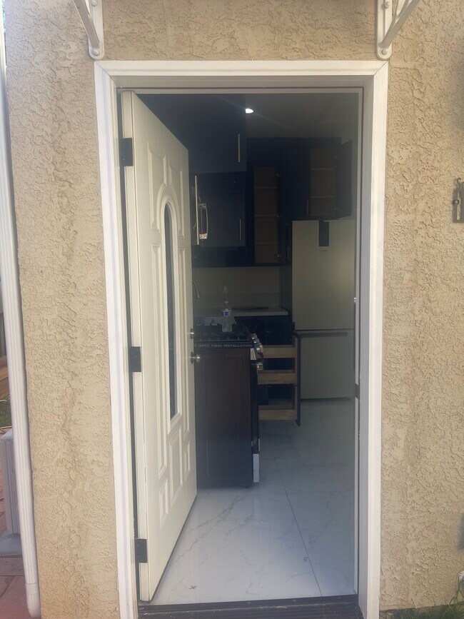 Entrada - 1235 S Adams St