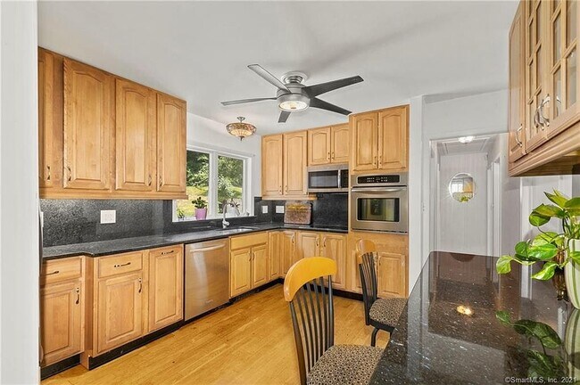 Foto del edificio - 2 Horseshoe Dr