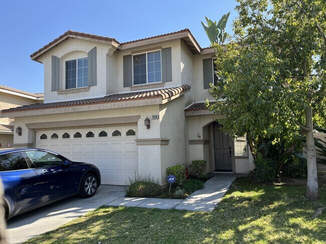 Foto del edificio - Beautiful 4 bedroom home in East Highlands...