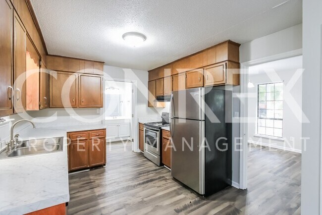Building Photo - Spacious Four Bedroom w/Three Bathrooms