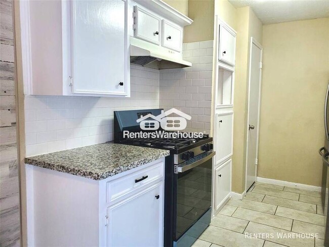 Foto del edificio - This lovely 3 bedroom, 2.5 bath grand town...