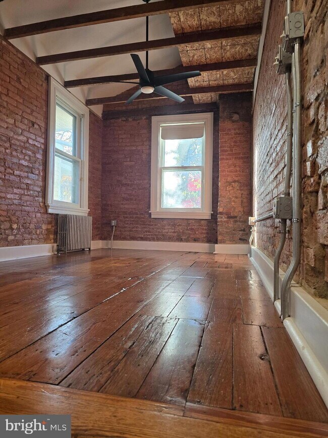 Building Photo - "Charming 1-Bed Rowhouse with Granite Elegance & Hardwood Warmth in Frederick!"