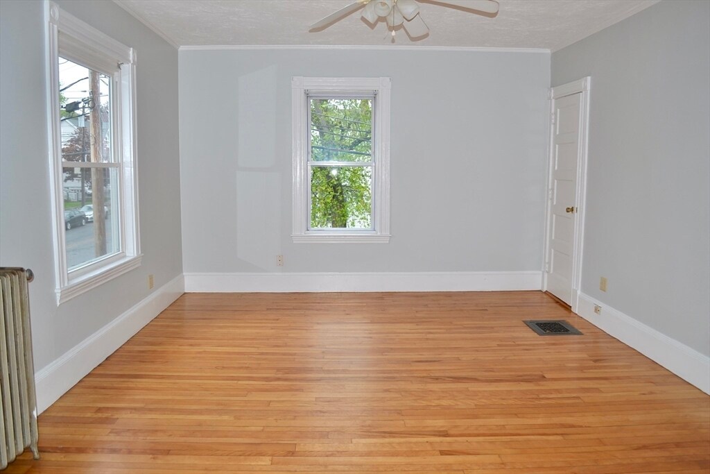 Primary Photo - 208 Irving St