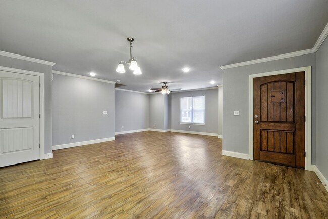 Building Photo - Beautiful 3 bed / 2.5 bath duplex with two car garage - Minutes from U of A!