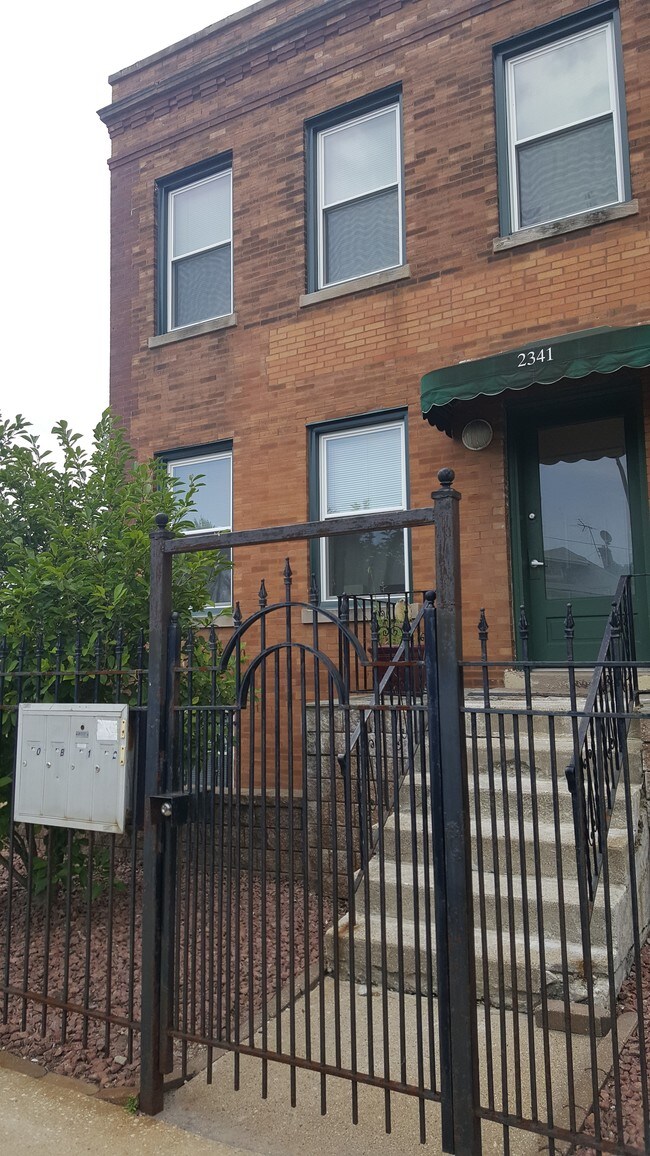 Building Photo - 2341 W Foster Ave