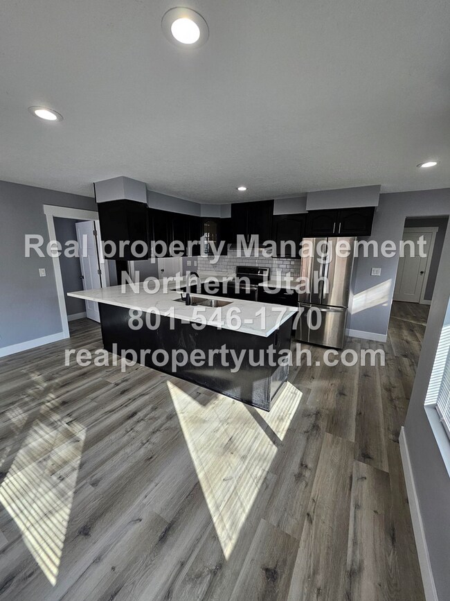 Building Photo - 3 Bedroom 2 Bath Unit Now Available