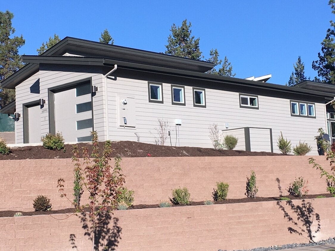 Primary Photo - 3 Bedroom / 2 Bathroom Home in SE Bend