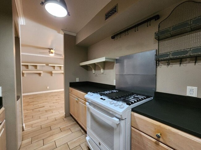 Building Photo - 663 Bishops Lodge Rd