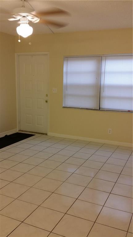 Building Photo - 9988 Twin Lakes Dr
