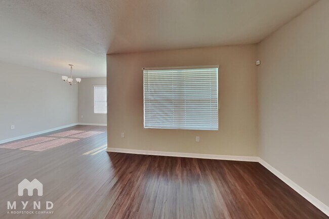Foto del edificio - 1461 Powell Ln