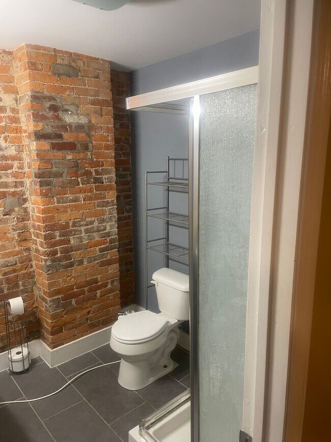 Foto del edificio - Charming Downtown 1-Bedroom Apartment with...