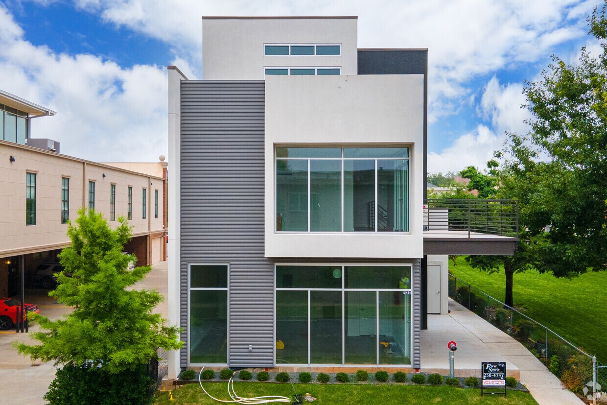 Building Photo - The Row on Twelve