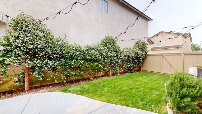 Building Photo - 3 Bedroom 2.5 Bath Home Available for Long...