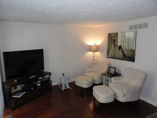 Building Photo - 594 Thorncliffe Dr