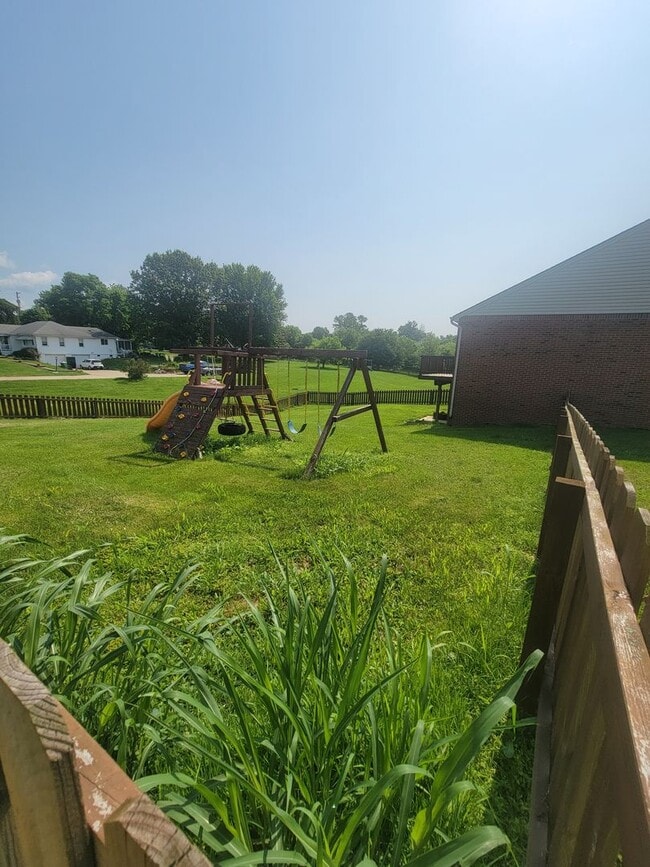 Building Photo - Three Bedroom House With Large Yard In She...