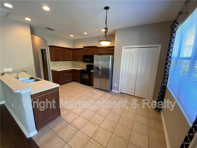 Building Photo - 7843 Foxgrove Dr