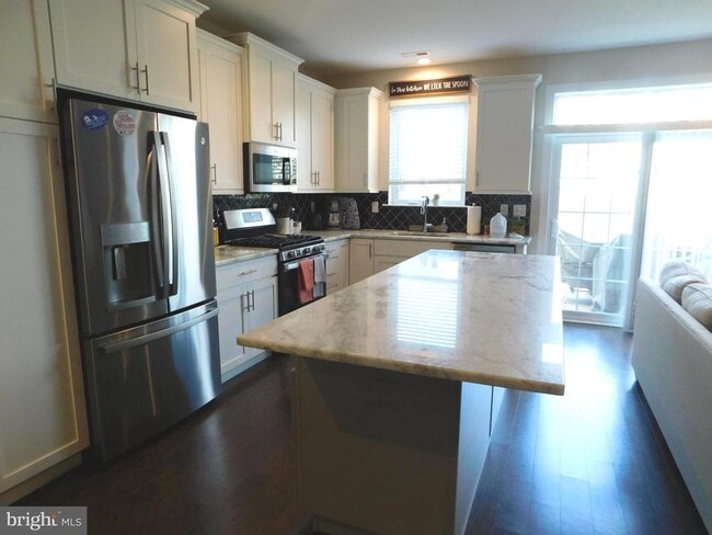 Building Photo - 16740 River View Cir