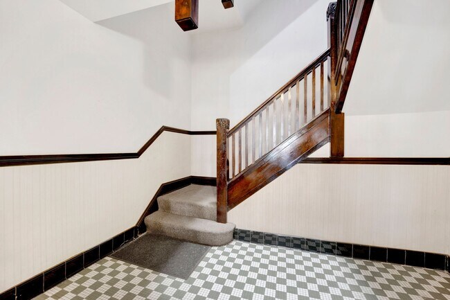 Building Photo - 5057 N Wolcott Ave