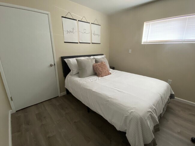 Foto del edificio - 4234 E Western Dr