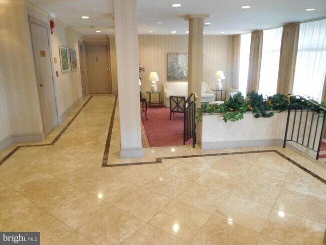 Foto del edificio - 4390 Lorcom Ln