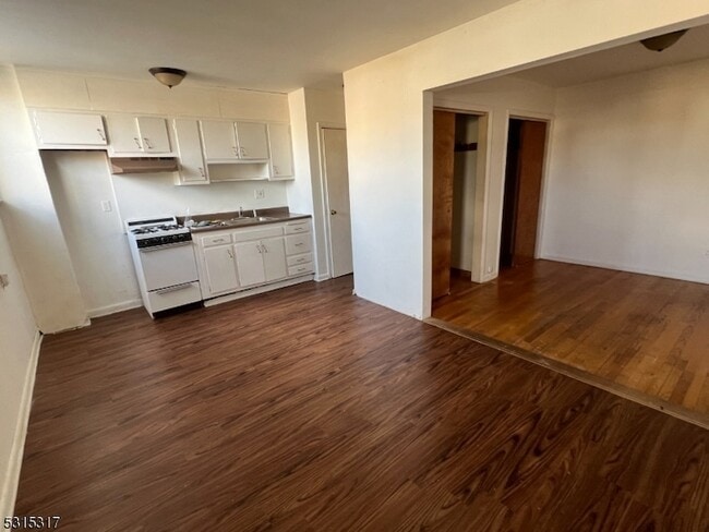 Building Photo - 526 Valley Brook Ave