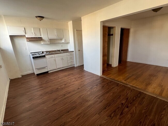 Foto del edificio - 526 Valley Brook Ave