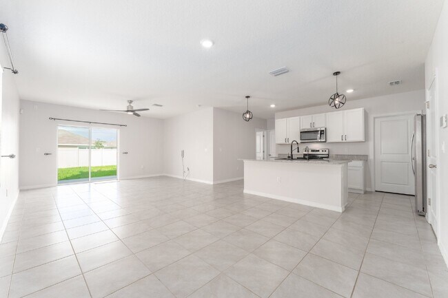 Building Photo - "Spacious 5-Bed Oasis located in SouthShore Bay!