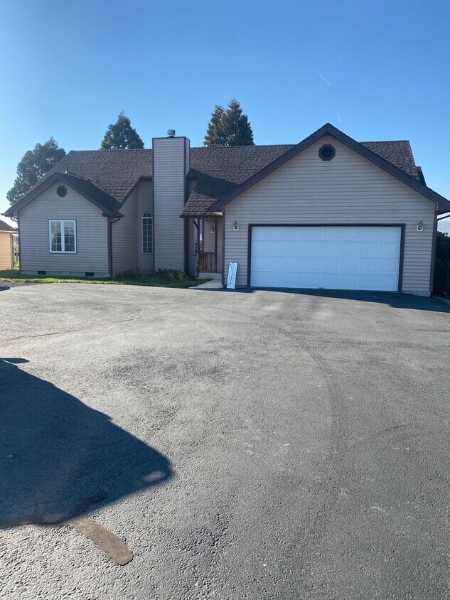 Primary Photo - 3 bed 2.5 bath