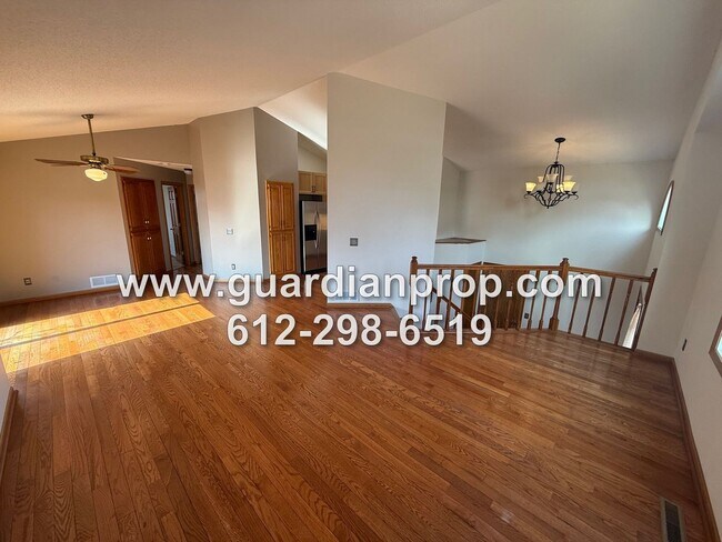 Foto del edificio - Shoreview House Available Now, Updated Kitchen & Baths, Open Floor Plan, Family Room, Mounds View...