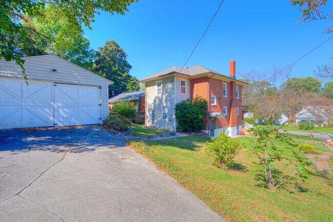 Building Photo - Grandin Court Foursquare convenient to SW City & SW Co!