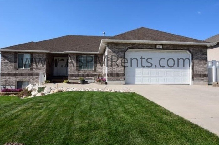 Primary Photo - 5 bed, 3 bath, mother-n-law apt.