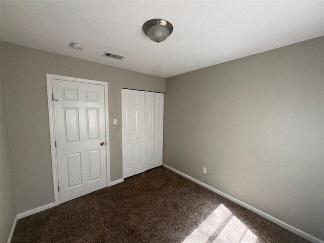 Foto del edificio - 1700 Tyler Ln