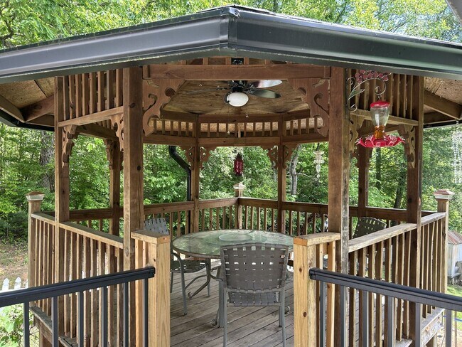 Building Photo - Charming Split-Level Home with Spacious Ya...
