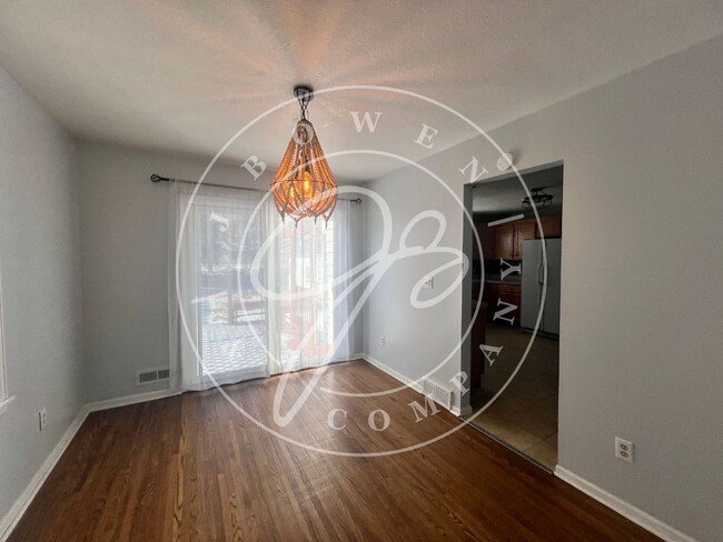 Foto del edificio - "Charming 3-Bedroom Gem on Sherbrooke Road...