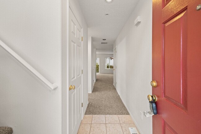 Building Photo - 3 Bed/ 2.5/Bath Must See Home in BETHANY!!