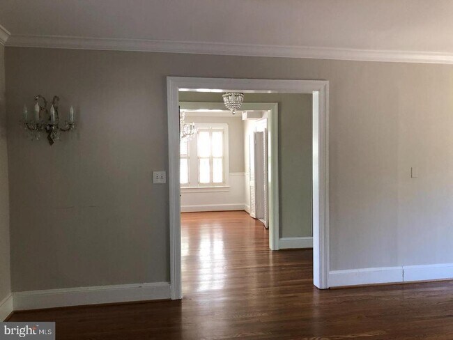 Foto del edificio - 8106 Maple Ridge Rd