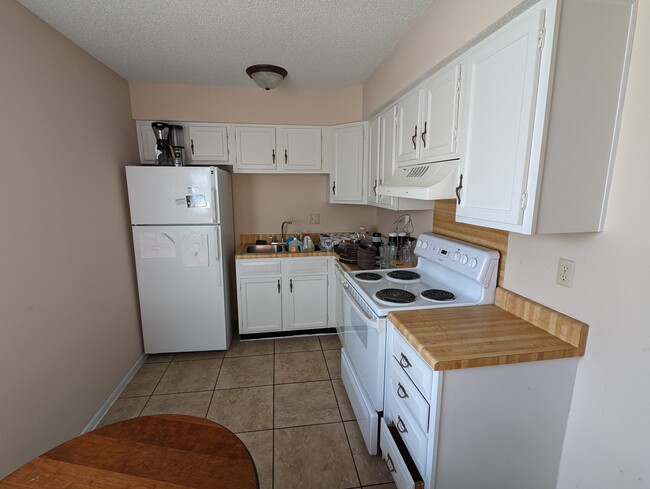 Kitchen - 902 N Logan St