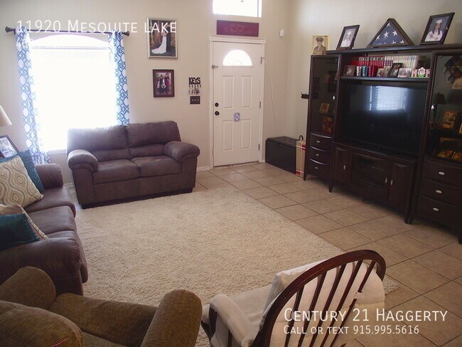 Building Photo - Northeast El Paso 4 bedroom REFRIG A/C Bea...