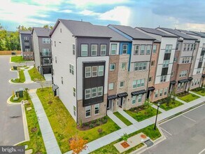 Building Photo - 10001 -B American Pharoah Ln