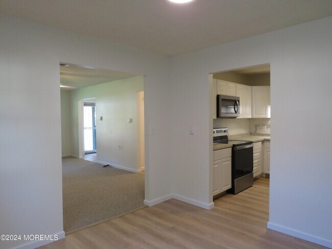 Building Photo - 220 Lexington Dr