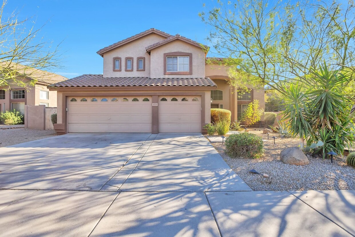 Foto principal - Gated Cave Creek Home - 5 Bedroom 3 Bathro...