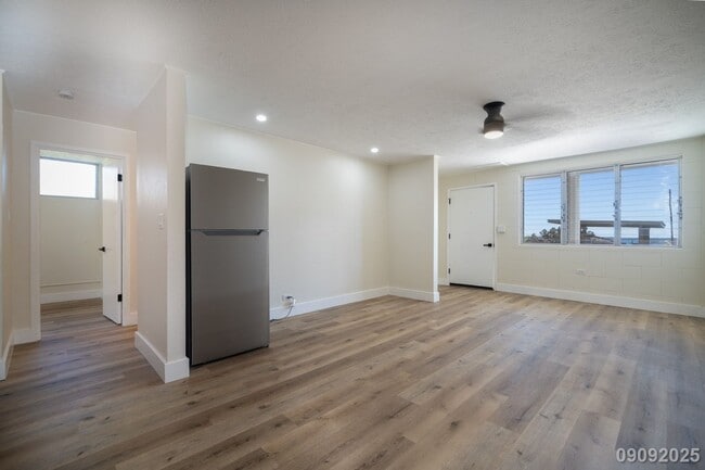Building Photo - 3 Bedroom 1.5 Bath (Downstairs) - Newly Re...