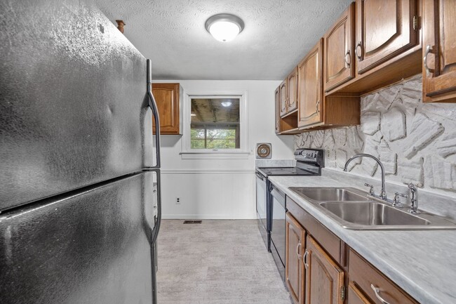 Building Photo - PLEASANT RUN - Well cared for 3 bed ranch ...