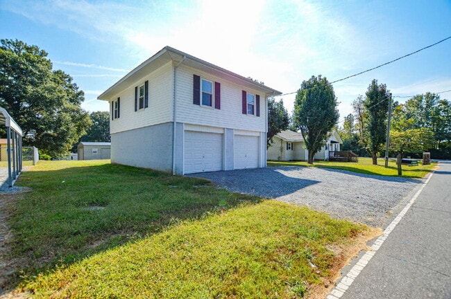 Building Photo - 2-Bedroom Retreat on Country Haven Lane – ...