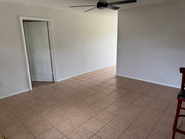 Building Photo - 2147 Laura Ln