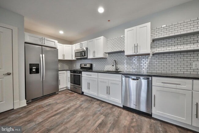 Building Photo - 1320 N Franklin St