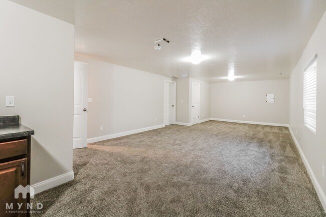 Building Photo - 2251 E Maple Dr