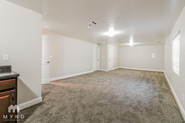 Foto del edificio - 2251 E Maple Dr