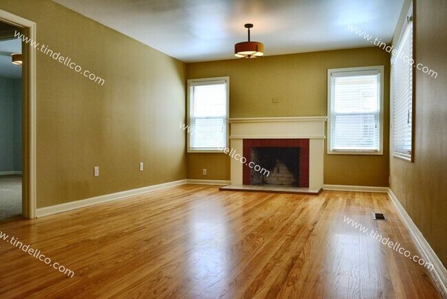 Building Photo - SPACIOUS 5 BED 3 BATH HOME- Just blocks to...